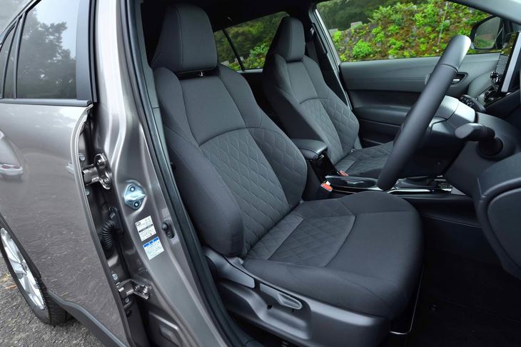 最廉価グレードを除き、「カローラ クロス」の前席はスリムな背面部と高いホールド性を特徴とするスポーティーシートとなっている。