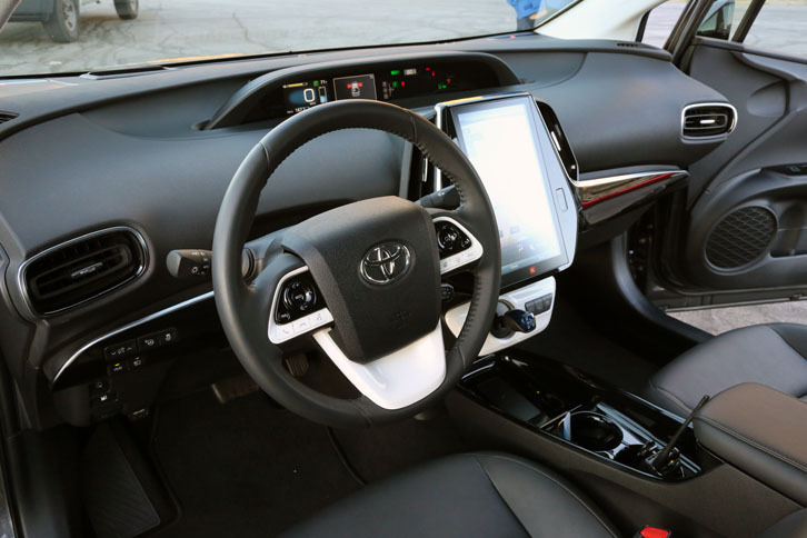 「プリウスPHV」は通常の「プリウス」よりエンジンがかかる頻度が低いため、“EV風味”が強調されている。