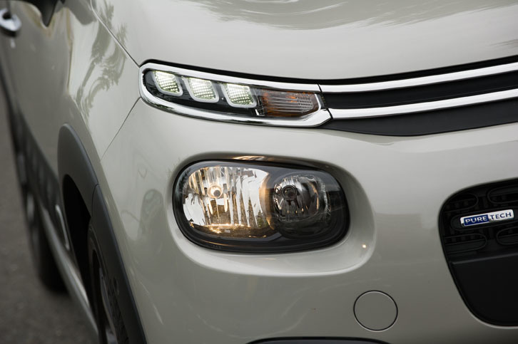 写真上の“鋭い目”のような部分がクリアランスランプ兼デイタイムランニングライト。その下の楕円（だえん）形の部分がヘッドランプとなる。