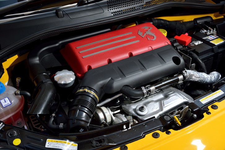 1.4リッター直4ターボエンジンは、最高出力180ps、最大トルク230Nmを発生。赤いヘッドカバーやターボチャージャー（写真手前）が目を引く。