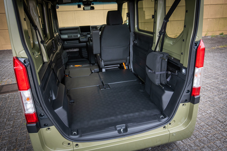 後席と助手席をすべてダイブダウンさせると、荷室長2635mmのラゲッジスペースが出現。ビールケースであれば最大40個が搭載可能とうたわれている（容積が基準）。