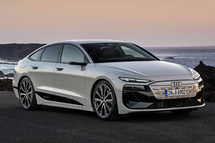 アウディの最新EV「A6スポーツバックe-tron」。フロントまわりは今日のアウディに共通のコテコテデザインだが、ドアパネルの意匠は非常にシンプル。下部のグラフィックで個性をつけている。