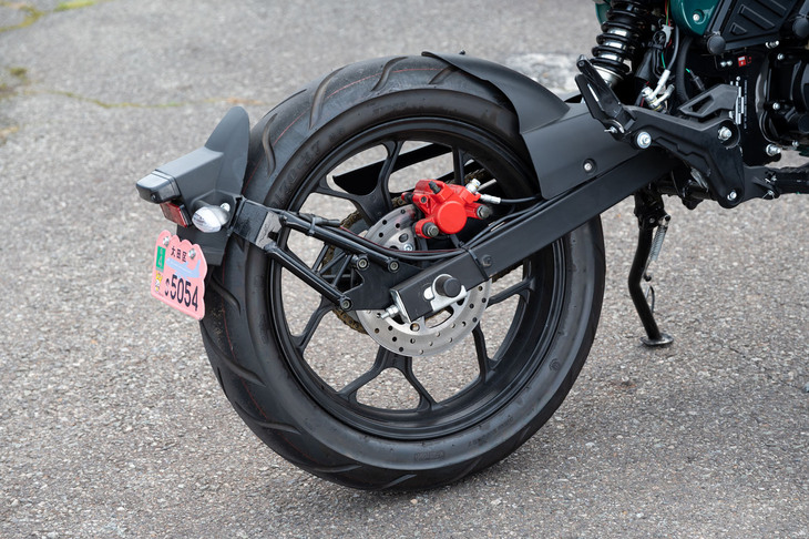 足まわりではトラクションをしっかりかけられるよう、リアアームの取り付け位置を変更して軸間距離を延長。タイヤサイズは前：120/70-17、後ろ：130/70-17が標準で、オプションで14インチのタイヤ＆ホイールも用意される。