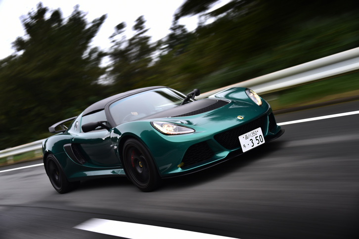 「エキシージ スポーツ350」（MT仕様）の動力性能は、0-100km/h加速が3.9秒、最高速が274km/hと公称されている。