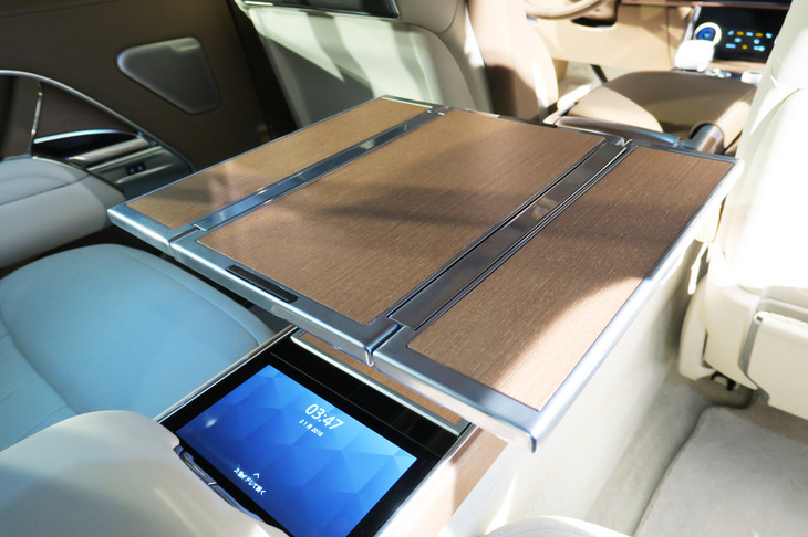 ランドローバー・レンジローバーSV P530（リアシート用テーブル）