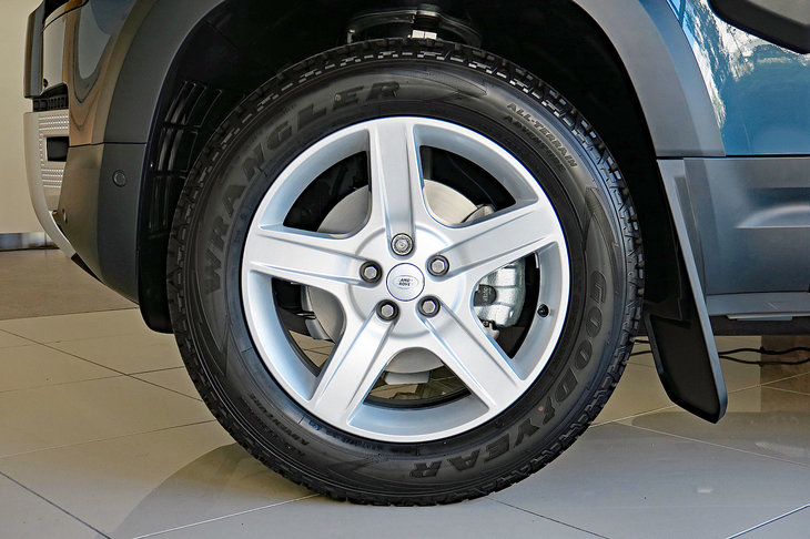 ランドローバー・ディフェンダー110 SE エクスプローラーパック装着車（タイヤ＆ホイール）