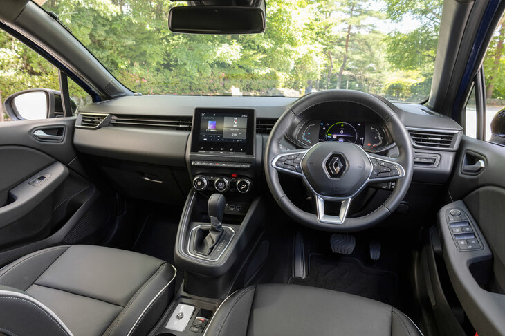 インテリアでは視覚的にも触覚的にも質感の高さを追求。ダッシュボードやドアパネルはもちろん、センターコンソールのサイドにもソフト素材を用いている。