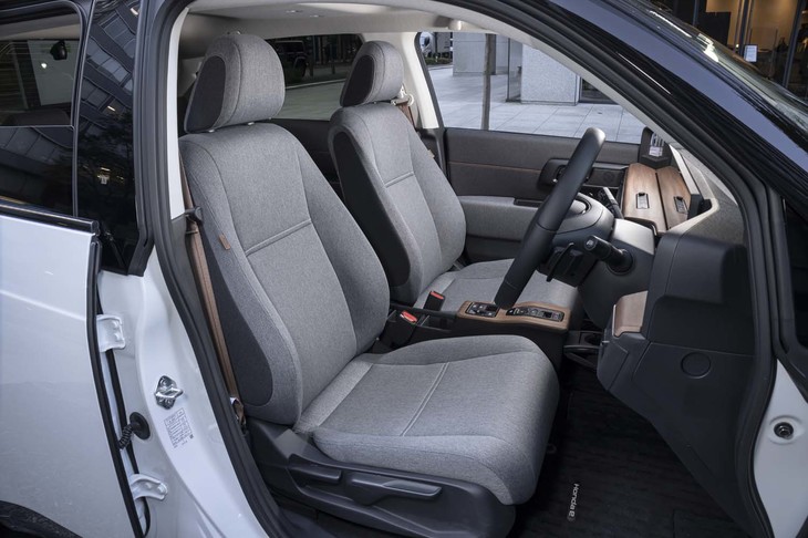 薄いグレーのシートと茶色のシートベルトというコーディネートがおしゃれだ。前席のシートヒーターは全車に標準装備となる。