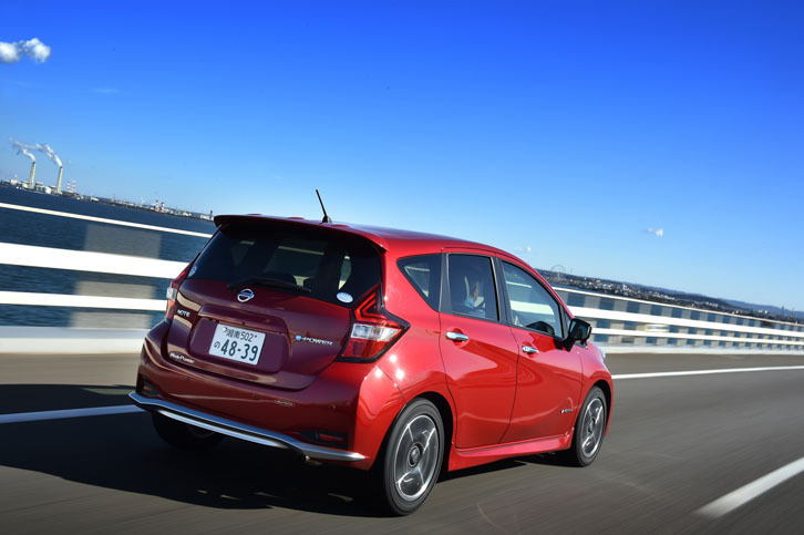 今回は、高速道路を主体に360kmほどの距離を試乗。燃費は満タン法で13.8km/リッターを記録した。