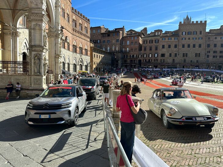 このヒストリックカー・ラリーの参加資格は、「ミッレミリア」がスピードレースだった時代の1927年から1957年の参加車、もしくはその同型車。実は「シトロエンDS」（写真向かって右）も、エントリーが許された1モデルである。左は同ブランドの現行モデル「C5エアクロス」。