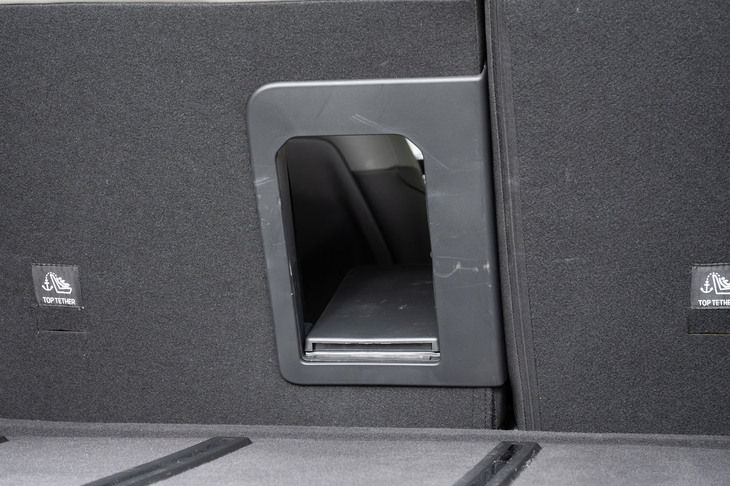 「C5 X」にも非常にコンパクトなトランクスルーが備わっている。