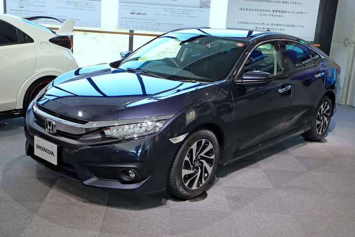 10代目となる現行型「シビック」は2017年7月に日本に導入された。写真の「セダン」に加え、「ハッチバック」や高性能モデル「タイプR」もラインナップされた。