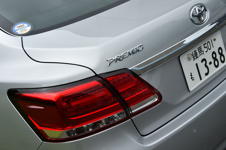 「プレミオ」のブレーキランプ。マイナーチェンジで、より深みのある色のレンズが採用された。