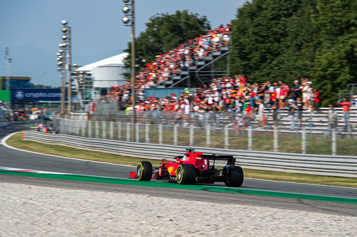 地元イタリアでなんとかいいところを見せたかったフェラーリ。スプリント予選では、シャルル・ルクレール（写真）が体調不良を訴えるも6位、直前の2回目のプラクティスでクラッシュし出走が危ぶまれたカルロス・サインツJr.は、メカニックの頑張りで修理を済ませ7位に入った。ボッタスのグリッド降格で1つ繰り上がってのレーススタート。セーフティーカーのタイミングで2位を走っていたルクレールだったが、ポジションキープならず4位フィニッシュ、サインツJr.は6位だった。マクラーレンが大量得点を決めたことで、フェラーリはコンストラクターズランキング4位に後退した。（Photo=Ferrari）