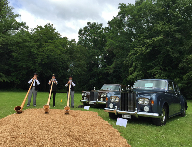 2016年6月18～19日にジュネーブ郊外コペ城で開催された「コンクール・デレガンス・スイス」にて。ロールス・ロイス部門の前ではアルペンホルンの演奏も。