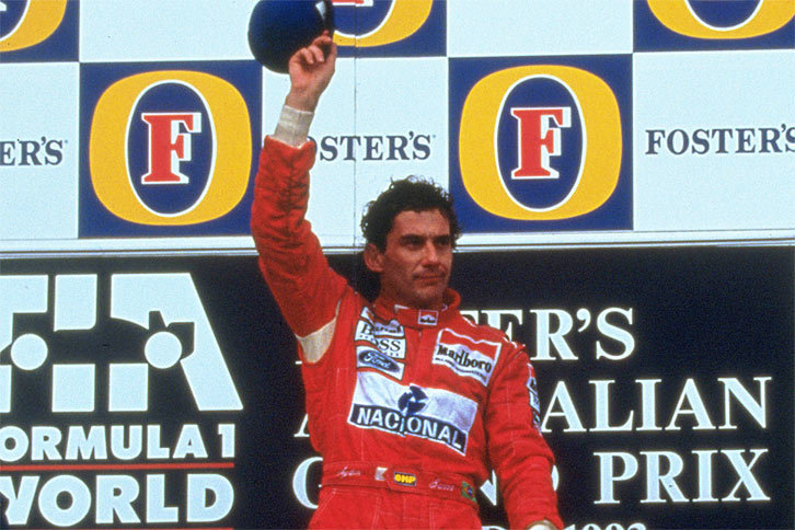 1993年シーズンの最終戦、オーストラリアGPで表彰台に立つアイルトン・セナ。セナにとって、これが最後の優勝となった。