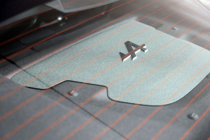 リアウィンドウ越しに見るエンジンカバー。1.8リッター直4ターボエンジンはこの下に搭載されており、残念ながらその姿を見ることはできない。