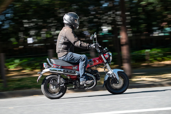 MTであくまで一人乗りの「モンキー125」に対し、AT免許で乗れ、タンデム走行も考慮したバイクとなっていた「ダックス125」。同じホンダのレジャーバイクでも、そのキャラクターにはしっかりと“つくり分け”がなされていた。