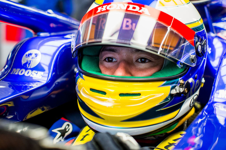 1回目のフリー走行、トロロッソでF1初出走となった山本尚貴（写真）は、同じマシンを駆るクビアトより0.1秒遅い17位でセッションを終えた。昨年国内トップシリーズのスーパーフォーミュラとSUPER GT両タイトルを獲得したこともあり、日本人では唯一、F1に出場可能なスーパーライセンスポイントを保持しているとされる山本。日本では間違いなくトップドライバーなのだが、31歳という年齢に加え、海外でのレース経験がないというハンディも指摘される。ホンダはドライバー育成にも取り組んでおり、F2に参戦中の松下信治、F3で修行中の角田裕毅などを支援しているが、ポイント条件を満たすドライバーがなかなか現れないでいるのが実情である。（Photo=Toro Rosso）