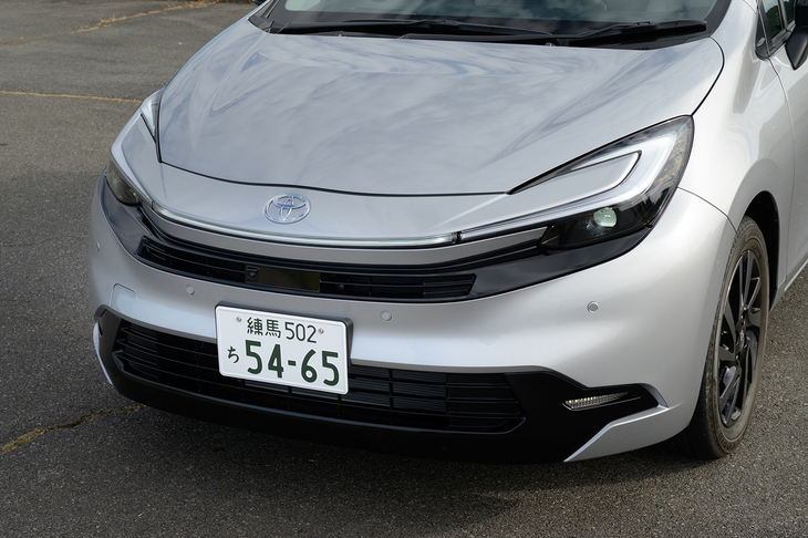 新しいフロントマスクは「プリウス」などと同じハンマーヘッドデザインに。「Z」には左右のヘッドランプをつなぐアクセサリーランプも備わっている。新デザインの採用でボディーの全長が30mm延びて4080mmになった。