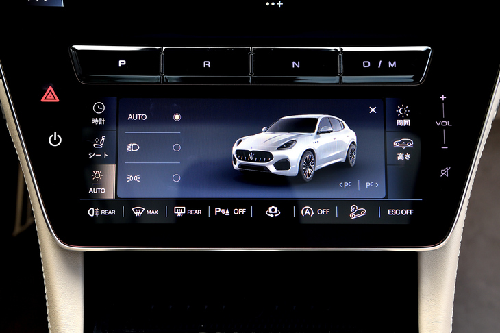 下部のセンターディスプレイが車両セッティングのほとんどをつかさどる。ヘッドランプやエアコンのスイッチもすべて統合されている。