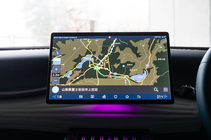 15.6インチのスクリーンいっぱいに地図を表示してみる。ご覧のとおり視認性は高いが、ヘディングアップにしていると交差点を曲がるたびに大きな画面がグルグル回ってクルマ酔いを誘発しそう。