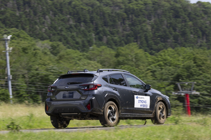 足まわりは「S：HEV」専用にチューニング。「e-BOXER」よりも揺さぶられ感を減少し、しなやかかつ安定した乗り心地を目指したという。