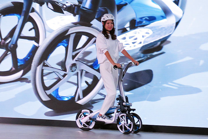 パフォーマーの運転により、ステージ上にさっそうと登場した「トリタウン」。