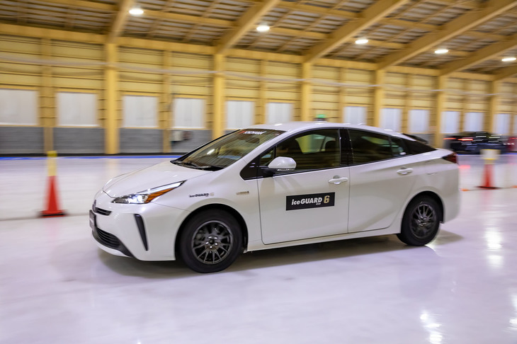 2018年に完成した屋内氷盤試験場の滑りやすい氷盤路で、「アイスガード6 iG60」が装着された「トヨタ・プリウス」のフルブレーキングを体感。屋内氷盤試験場は氷のコンディションを一定に保つことができるので、反復試験のデータが取りやすいのだという。