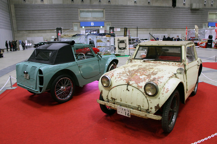 特別展示された2台の「F/F（フライングフェザー）」。1955年に発売された極めて簡素な2人乗りの軽自動車で、戦前に日産で自動車エンジニア／デザイナーとしてのキャリアをスタートさせ、自動車以外の分野でもマルチな才能を発揮した富谷龍一氏が設計／デザインに携わった。