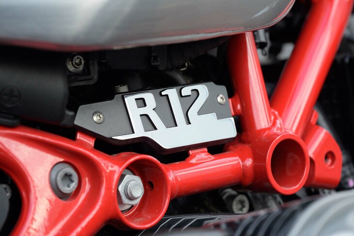 実に10年にわたり人気を博してきた「BMW R nineT」。「R12 nineT」はその後継機種であり、他のクラシックラインのモデル（つまり「R18」シリーズ）と同様、車名は“R”の後にエンジン排気量を示す2ケタの数字を入れたものに改められた。