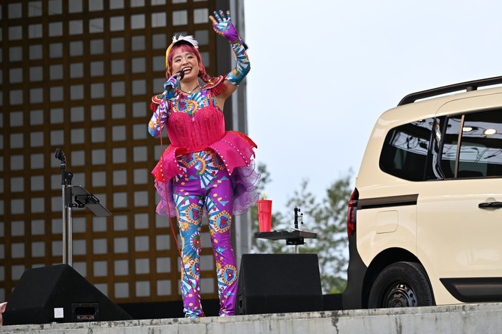 ボーカルで妹のもも（アコーディオン担当の姉は小春）は「カングー」オーナーだ。