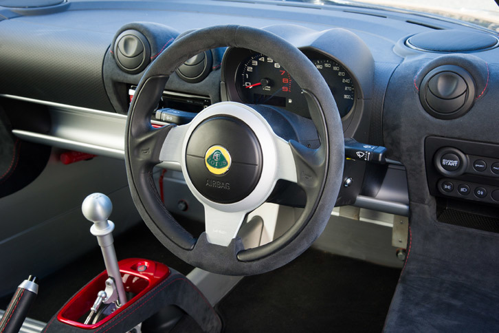 小径のステアリングホイールにボタン類は一切なし。今はやりのフラットボトム型ではなく、シンプルな円形のリム形状をしている。