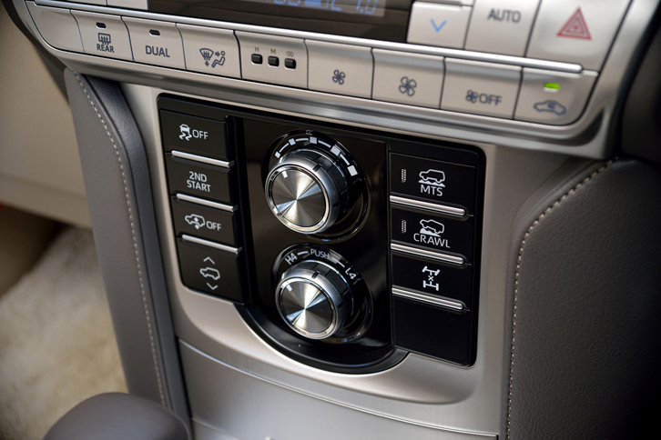 センターコンソールには、悪路の走破性を高める「マルチテレインセレクト」や「クロールコントロール」などのスイッチ類が並ぶ。