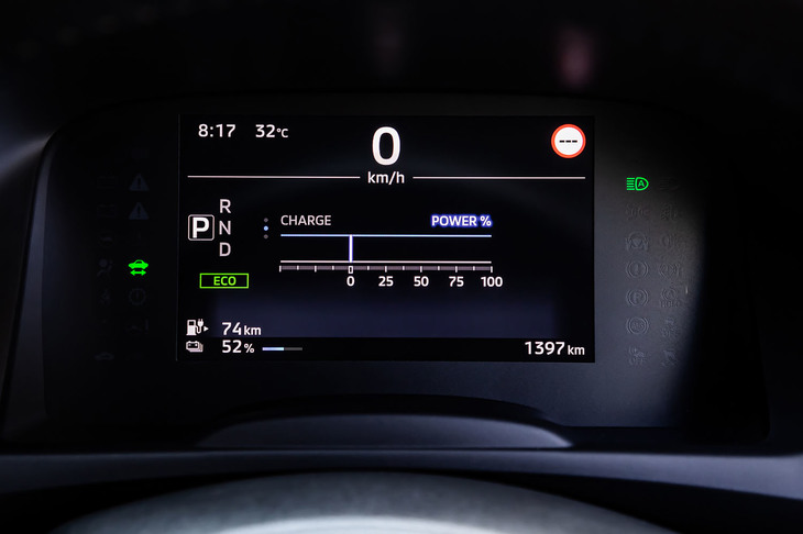 7インチサイズのカラー液晶メーターには、速度計のほかにバッテリーの残量や充電の所要時間、予防安全・運転支援システムの作動状態などが表示される。