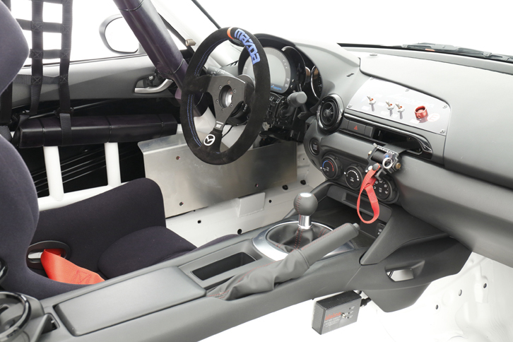 レースを前提に仕立てられた、「GLOBAL MX-5 CUP仕様車」のコックピット。バッテリーは小型のリチウムイオン式が採用される。