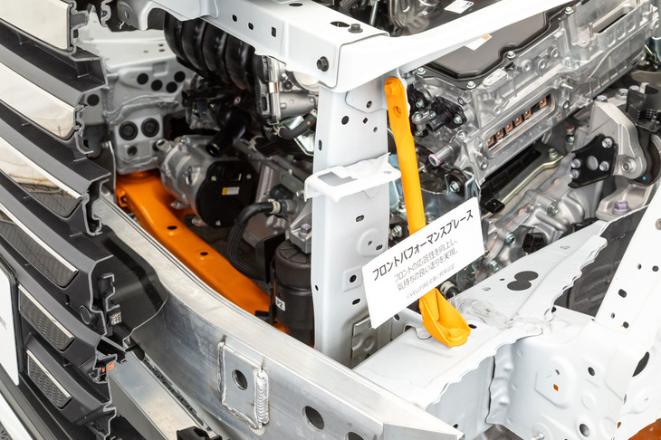 「ヴェルファイア」だけに備わっているフロントのパフォーマンスブレース。クロスメンバーとコアサポートを結んでボディー剛性を高めている。