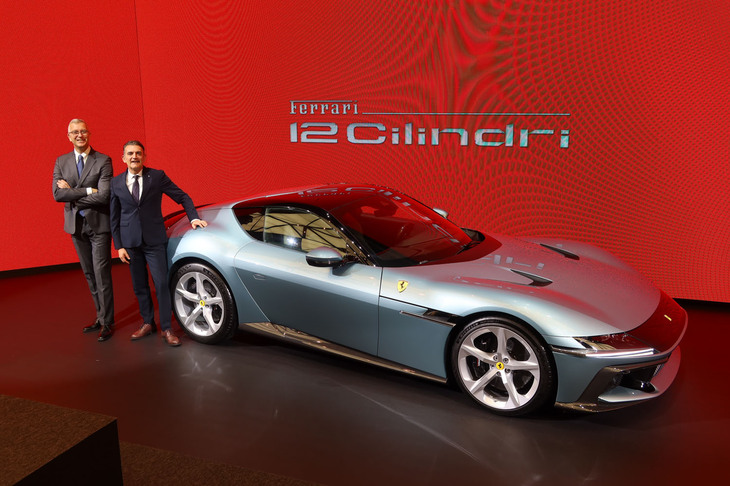 発表会では、フェラーリのヘッド オブ プロダクト マーケティングを務めるエマヌエレ・カランド氏（写真左端）が車両の特徴を説明。「現代の選ばれしジェントルマンドライバーに乗っていただくために開発した、最高の一台です」などと「12チリンドリ」を紹介した。右は、フェラーリ・ジャパンのドナート・ロマニエッロ代表取締役社長。