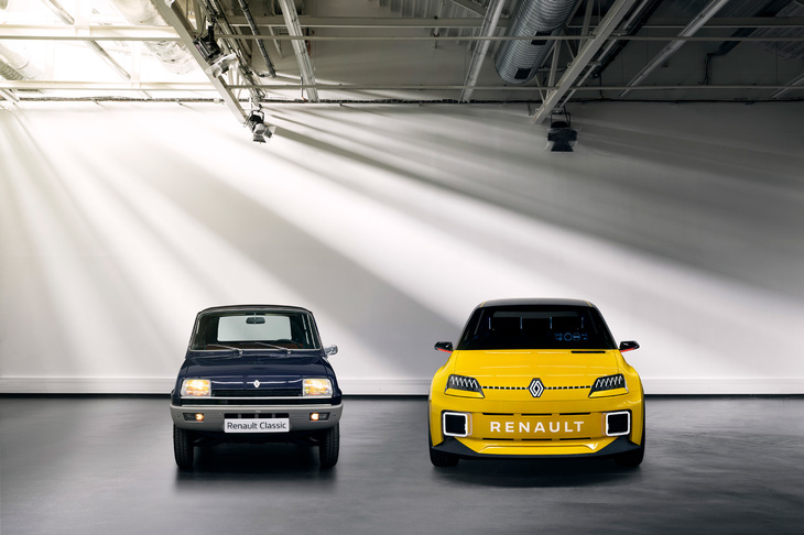 “オリジナル”の「ルノー5」（左）と、EVとなって復活する予定の新型「ルノー5」（右）。同車を含むBセグメントの新型EVには「CMF-BEV」プラットフォームが採用される。