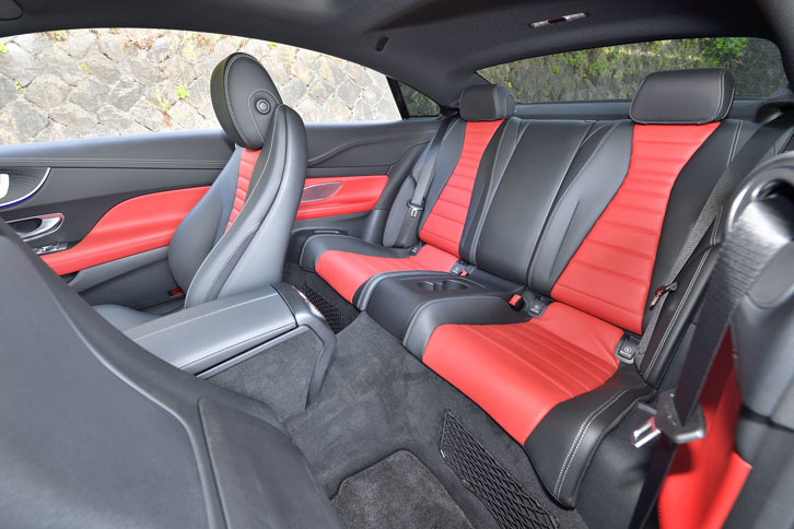 後席はプラス2シート以上の広さを持つ。定員は2名。座面の中央部にはドリンクホルダーが設置されている。