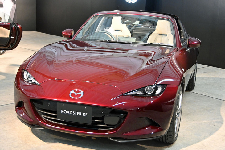 あらためてこれが「ロードスター35周年記念車」。ボディーカラーは「アーティザンレッドプレミアムメタリック」で、ソフトトップと「RF」（写真）の両方をラインナップする。