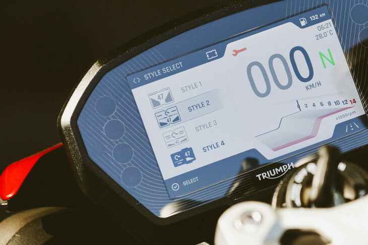 液晶ディスプレイの表示は切り替えが可能で、全4種類の表示レイアウトが用意されている。ただ、どの表示でもエンジン回転計の分かりづらさが気になった。