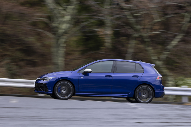 【フォルクスワーゲン・ゴルフRアドバンスのスペック】
	ボディーサイズ：全長×全幅×全高＝4295×1790×1460mm／ホイールベース：2620mm／車重：1520kg／駆動方式：4WD／エンジン：2リッター直4 DOHC 16バルブ ターボ／トランスミッション：7段AT／最高出力：333PS（245kW）/5600-6500rpm／最大トルク：420N・m（42.8kgf・m）/2100-5500rpm／タイヤ：（前）235/35R19 91Y XL／（後）235/35R19 91Y XL（ブリヂストン・ポテンザS005）／燃費：--km/リッター／価格：749万9000円
	
	【取材時の燃費データ】
	テスト距離：286.2km（市街地2：高速道路5：山岳路3）／使用燃料：36.1リッター（ハイオクガソリン）／参考燃費：7.9km/リッター（満タン法）／8.1km/リッター（車載燃費計計測値）