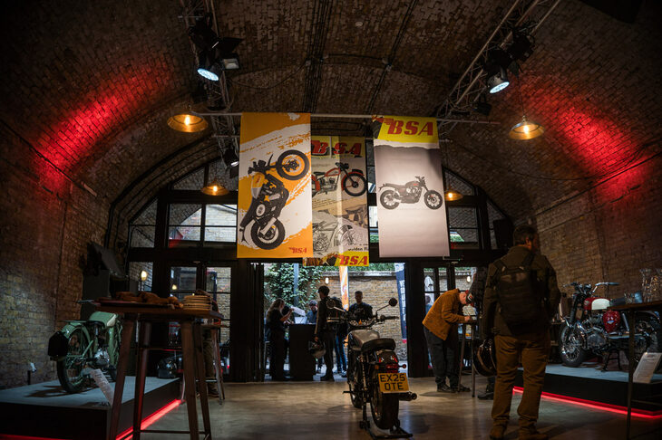 発表会場となったライダーズカフェ「バイクシェッド」の様子。屋内には歴代のBSAのモーターサイクルが飾られていた。