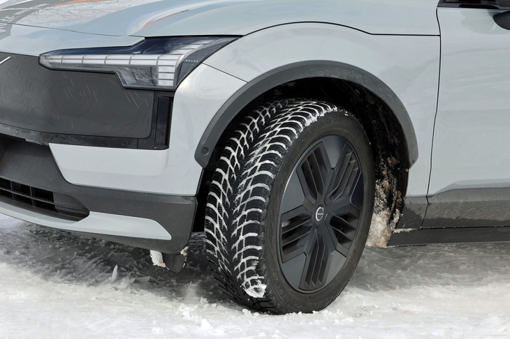 今回の車両は、標準で装備されるマットグラファイト／マットブラックの19インチ5スポークエアロアルミホイールに、235/50R19サイズのスタッドレスタイヤ「ノキアン・ハッカペリッタR3 SUV」を組み合わせていた。