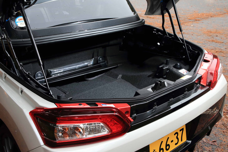 トランクルームには、屋根を閉じた状態なら9インチのゴルフバッグを積めるスペースを確保。トランクフードはイージークローザー付きで、軽く押さえると自動で全閉する。