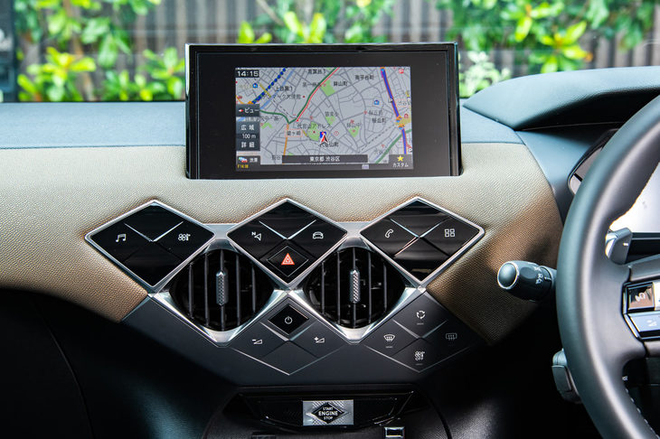 ダイヤモンドパターンのデザインを用いたセンタークラスター。イグニッションのスイッチはその下部に備わっている。