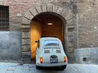 購入の目的はただひとつ。シエナ旧市街にある車庫に容易に収めるためだった。