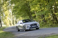 駆動用リチウムイオンバッテリーの容量は12.4kWh。EV走行換算距離は56kmと公表されている。