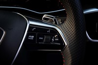 ステアリングホイールの右スポークには「RSモード」ボタンが備わる。ドライブトレインやサスペンションなどの好みをあらかじめ個別設定しておくと「RS1」「RS2」として呼び出せる。